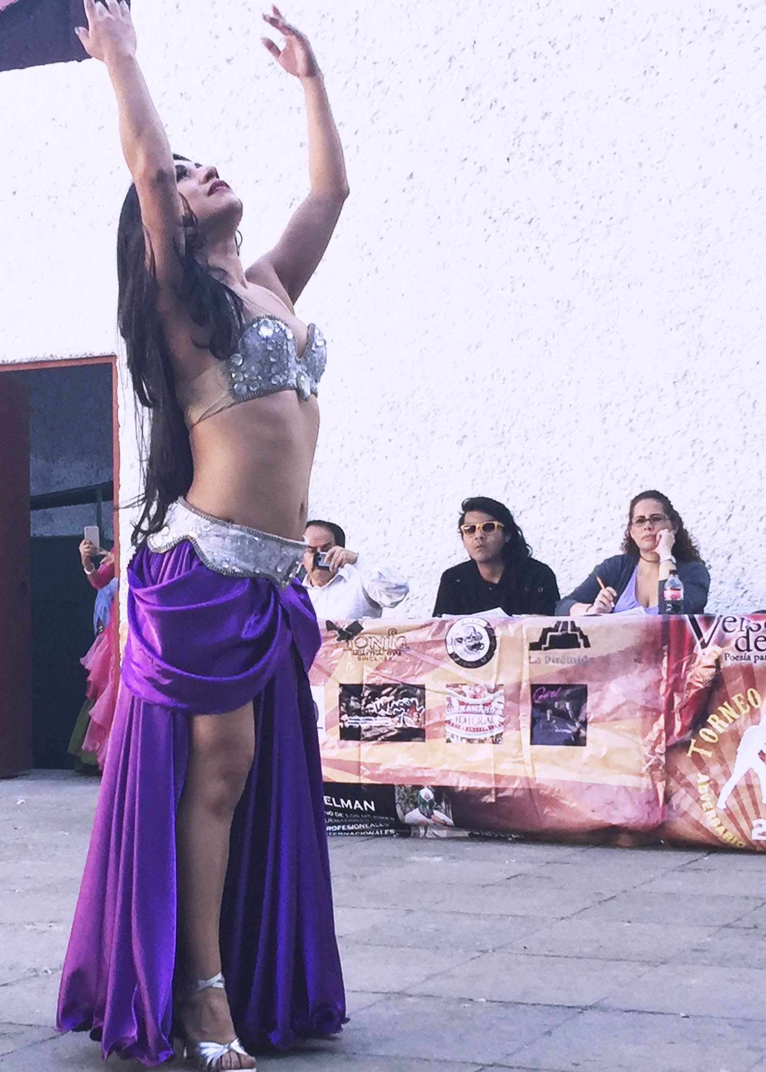 Bailarina en leotardo rojo
